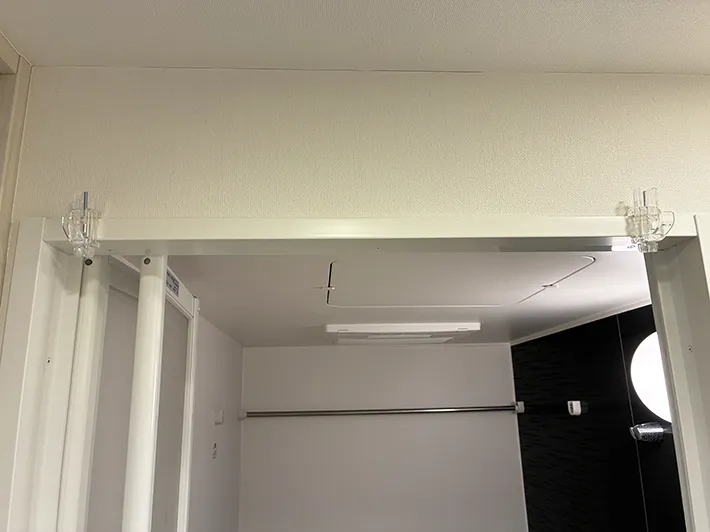 かもいフックを取りつけた浴室の入り口（撮影：grapeライフハック編集部）