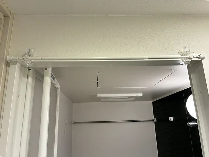 かもいフックの上に渡した突っ張り棒（撮影：grapeライフハック編集部）