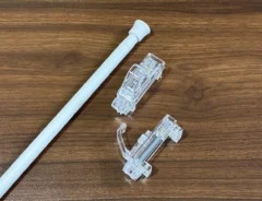 机に置かれたかもいフックと突っ張り棒（撮影：grapeライフハック編集部）