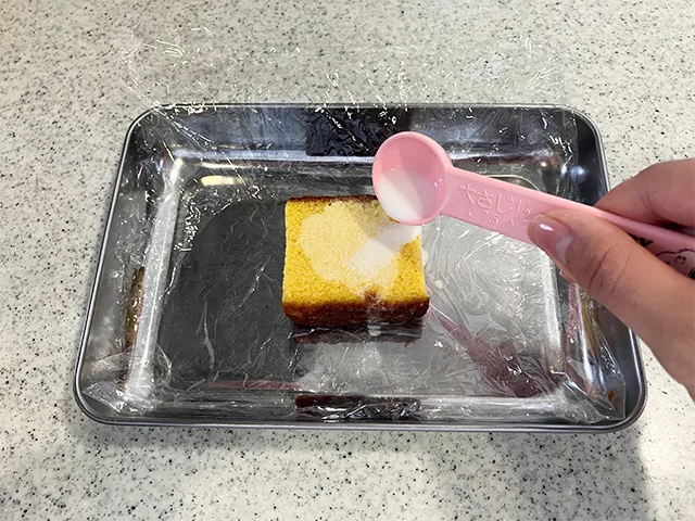 カステラに牛乳をかけた場面（撮影：grapeフード編集部）