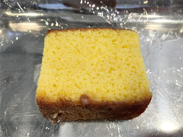 カステラに牛乳をかけた後の場面（撮影：grapeフード編集部）