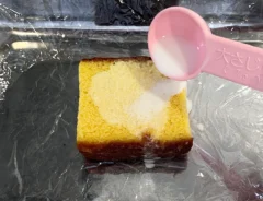 カステラに牛乳をかけた場面（撮影：grapeフード編集部）