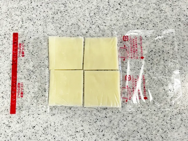 4つに切り分けられたとろけるチーズ（撮影：grapeフード編集部）