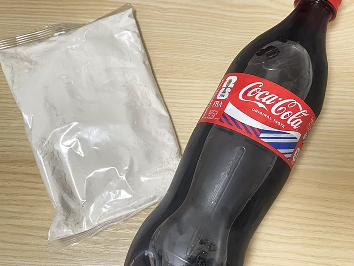 コーラとホットケーキミックスの写真（撮影：grapeフード編集部）