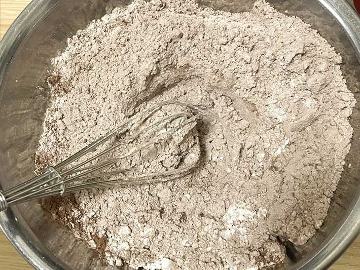 ホットケーキミックスと純ココアパウダーを混ぜる写真（撮影：grapeフード編集部）
