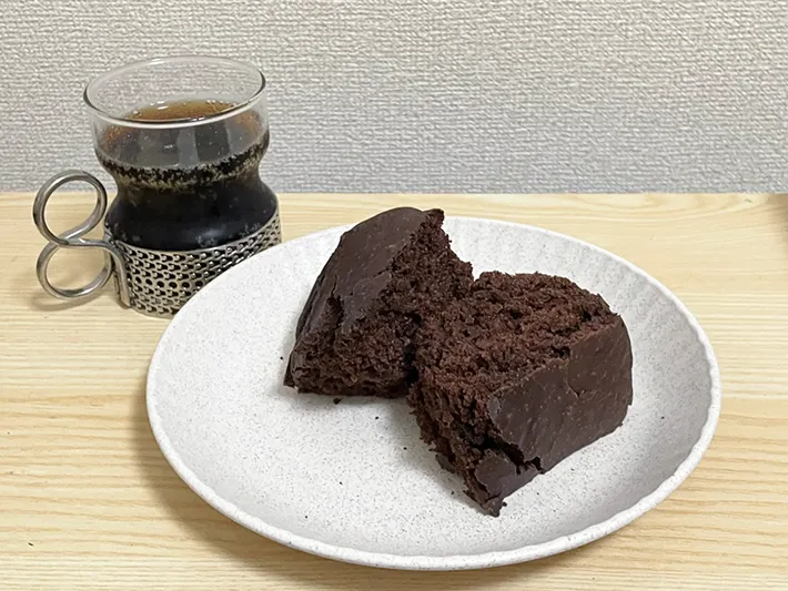 切り分けた『コーラケーキ』の写真（撮影：grapeフード編集部）