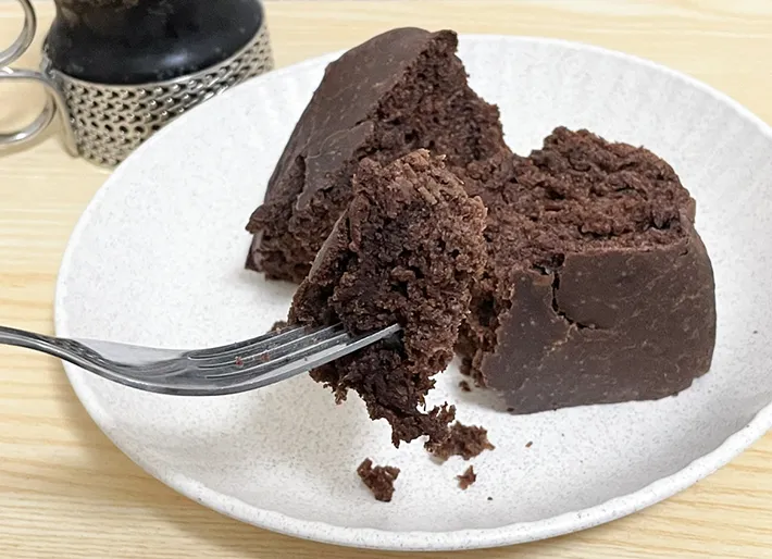 『コーラケーキ』を食べる写真（撮影：grapeフード編集部）