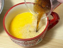 卵にコーラを注ぐ写真（撮影：grapeフード編集部）