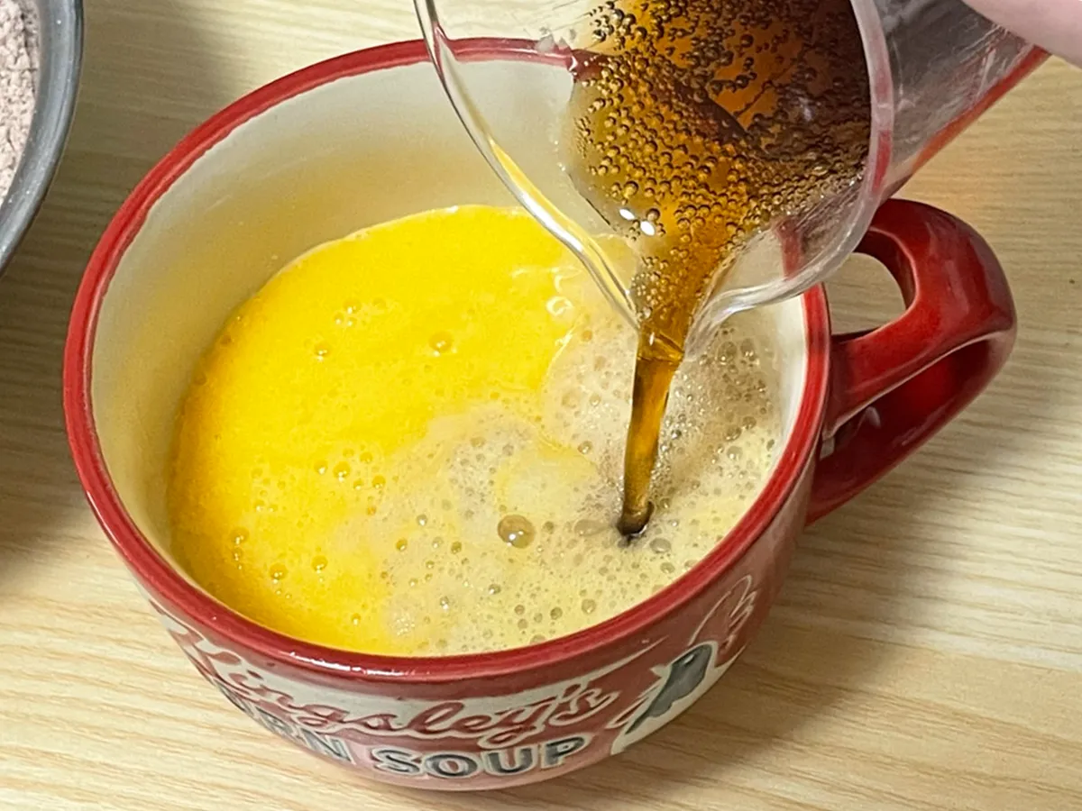 卵にコーラを注ぐ写真（撮影：grapeフード編集部）