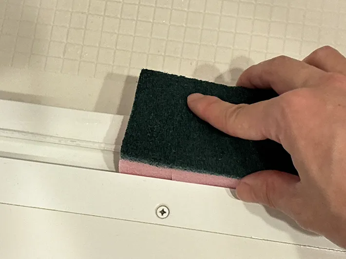 スポンジで風呂のレースを掃除する場面（撮影：grapeライフハック編集部）