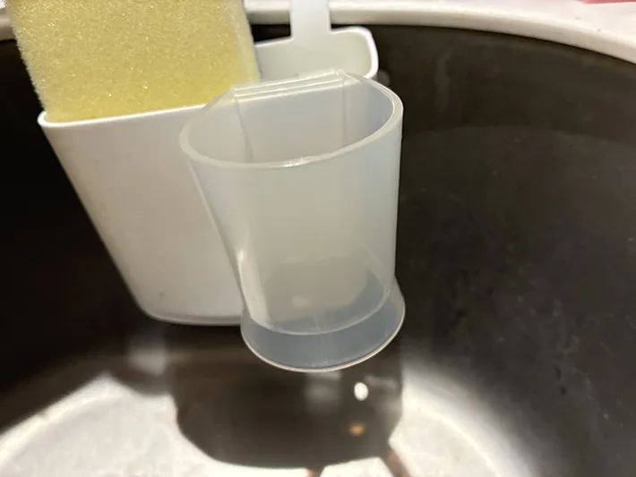 スポンジホルダーにひっかけたマヨケチャホルダー（撮影：grapeライフハック編集部）