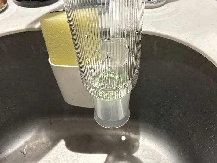 マヨケチャホルダーを使って乾かすペットボトル（撮影：grapeライフハック編集部）