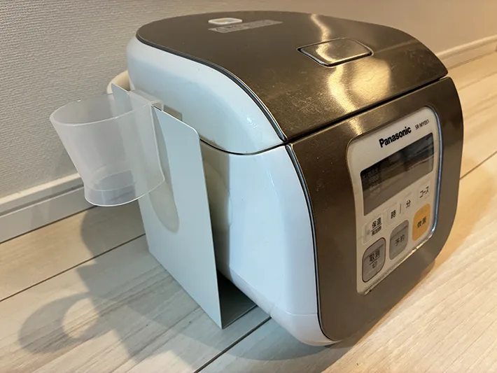 マヨケチャホルダーをつけて、炊飯器に差し込んだブックエンド（撮影：grapeライフハック編集部）