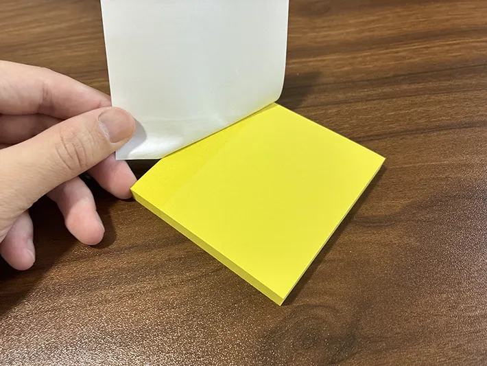 付箋の台紙をはがす場面（撮影：grapeライフハック編集部）