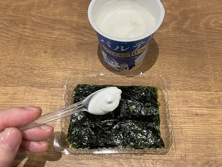 韓国海苔にギリシャヨーグルトをのせる写真（撮影：grapeフード編集部）