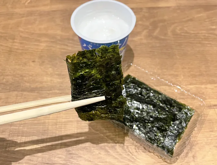 ギリシャヨーグルトをノリで巻いて食べる写真（撮影：grapeフード編集部）