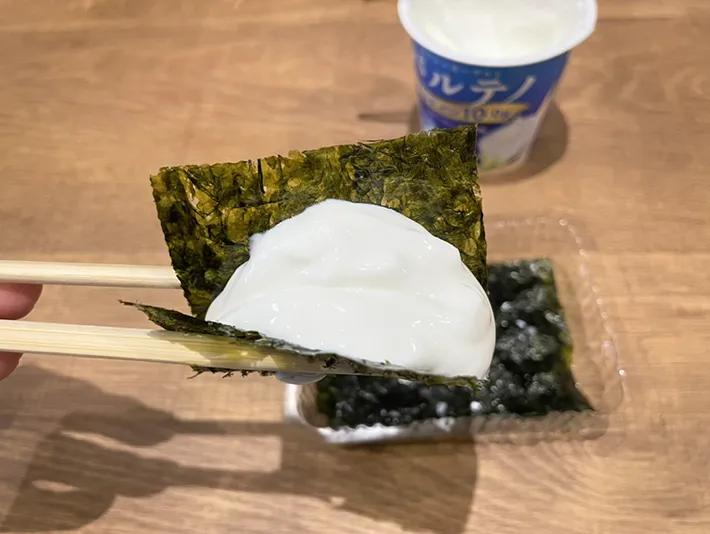 スプーン3杯分のギリシャヨーグルトをのせた韓国海苔の写真（撮影：grapeフード編集部）