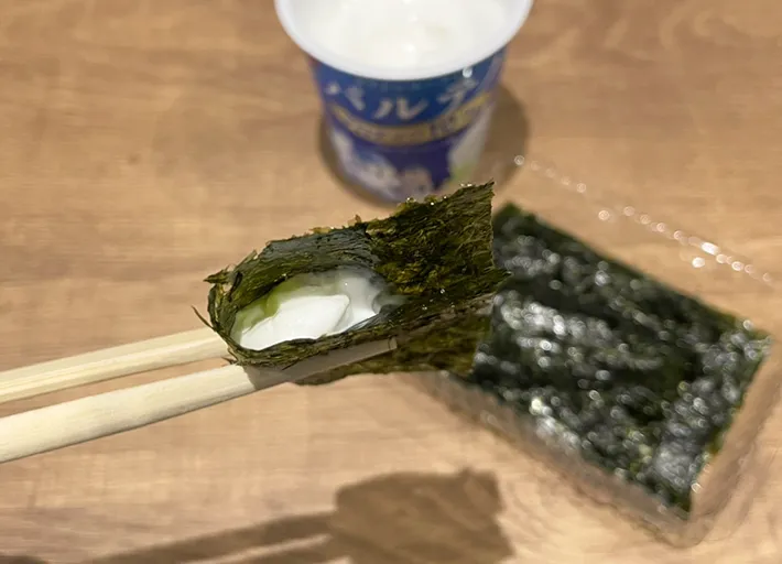 ギリシャヨーグルトを韓国海苔で巻いた写真（撮影：grapeフード編集部）