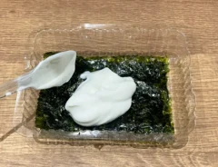 ギリシャヨーグルトをのせた韓国海苔の写真（撮影：grapeフード編集部）