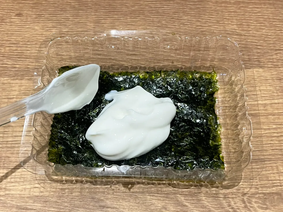 ギリシャヨーグルトをのせた韓国海苔の写真（撮影：grapeフード編集部）
