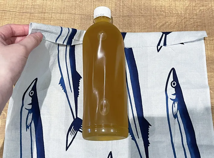 手ぬぐいにペットボトルをのせた写真（撮影：grapeライフハック編集部）
