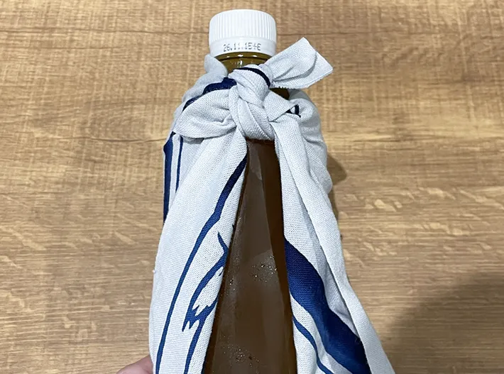 手ぬぐいをペットボトルに結ぶ写真（撮影：grapeライフハック編集部）