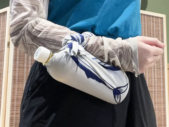 ペットボトルカバーを腕に引っかけた写真（撮影：grapeライフハック編集部）