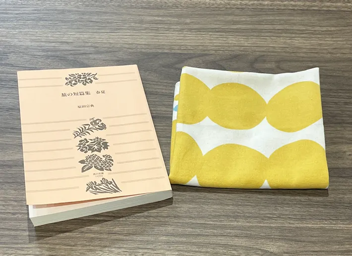 単行本とハンカチの写真（撮影：grapeライフハック編集部）