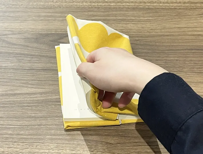 ハンカチで作ったブックカバーの写真（撮影：grapeライフハック編集部）