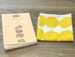 単行本とハンカチの写真（撮影：grapeライフハック編集部）
