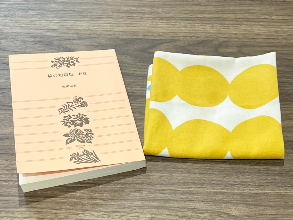 単行本とハンカチの写真（撮影：grapeライフハック編集部）