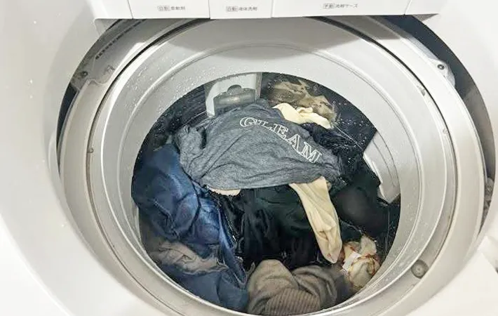 『洗濯物がたくさん入った洗濯機』の写真（撮影：Heulie）