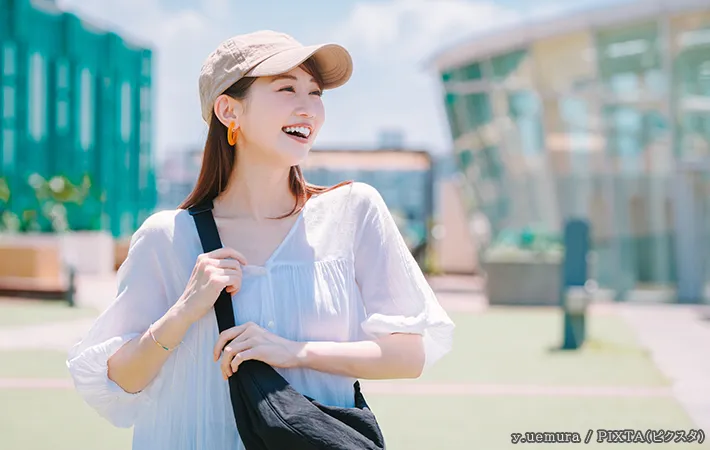 外出する女性の写真