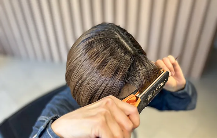 ヘアアイロンを使っている写真