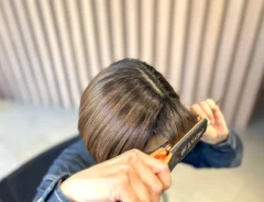 ヘアアイロンを使っている写真（画像提供：岡田充）