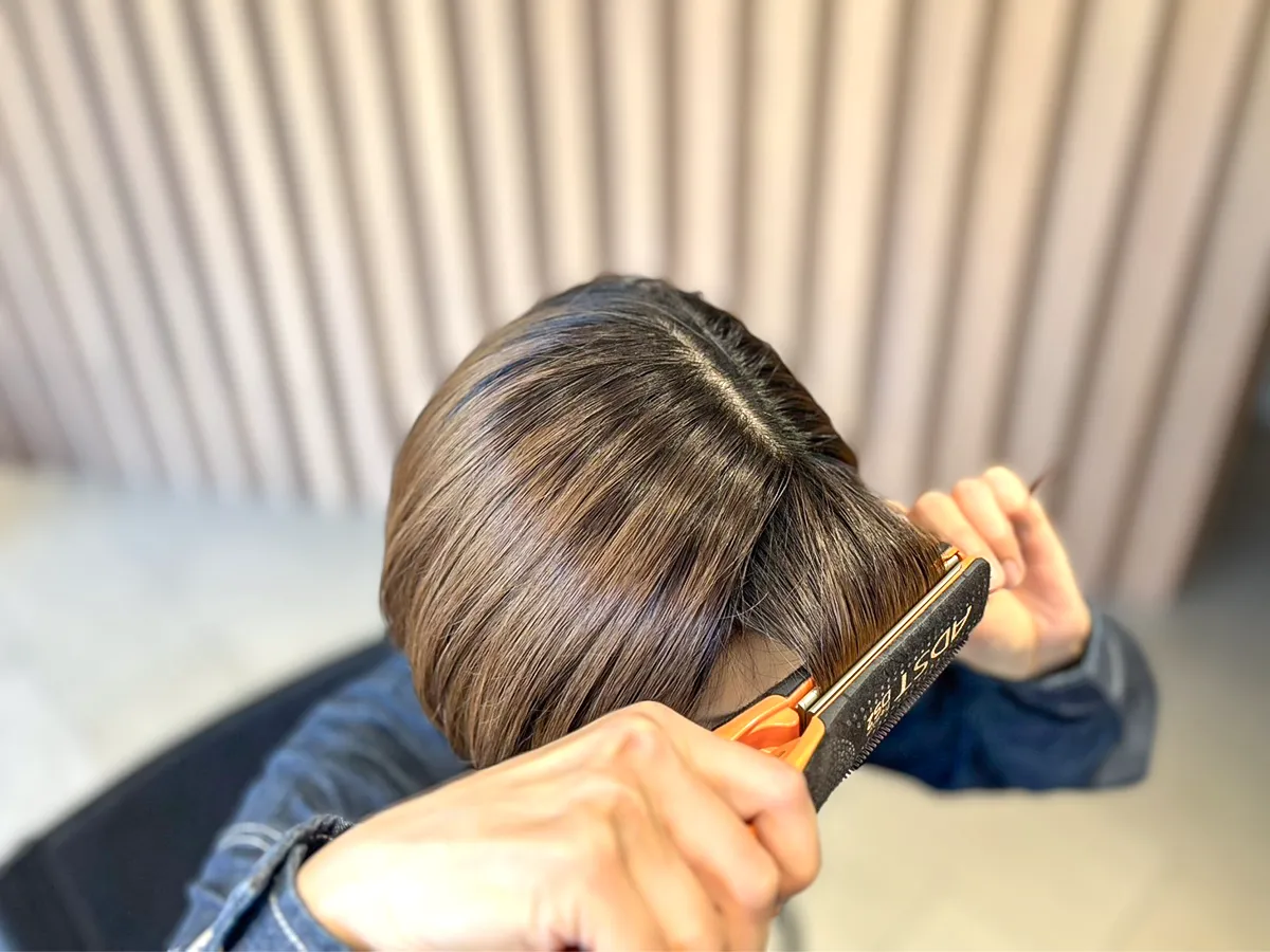 ヘアアイロンを使っている写真（画像提供：岡田充）