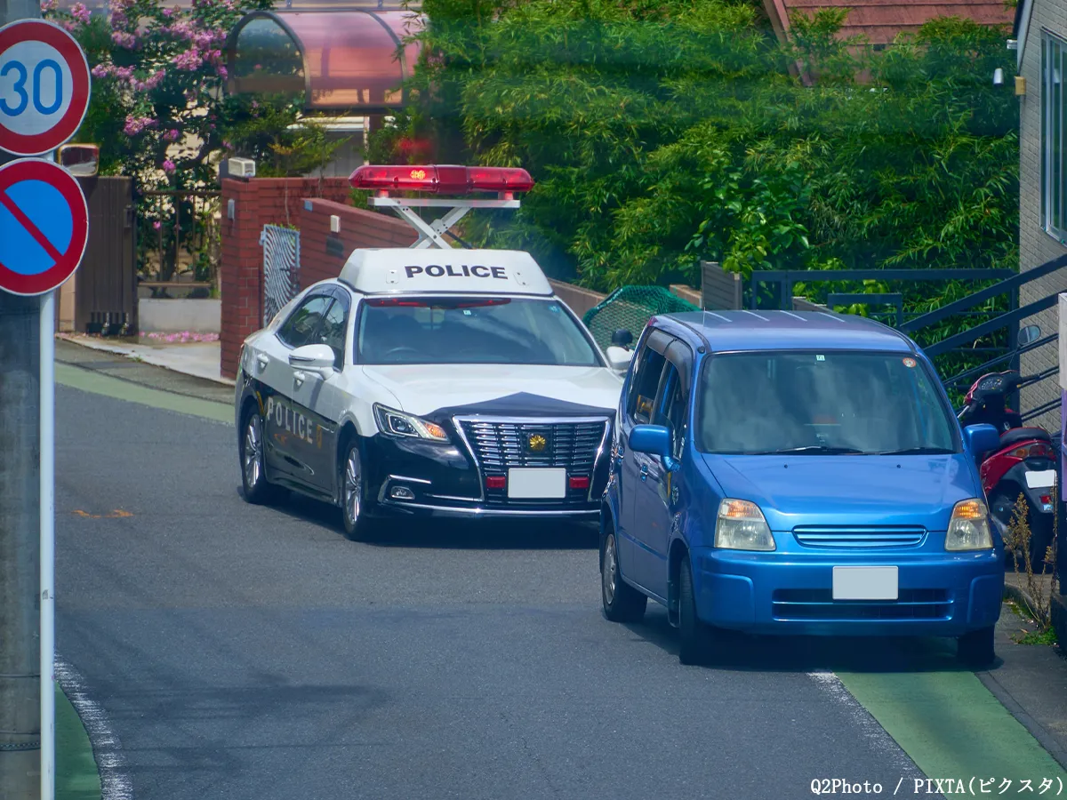 交通違反を取り締まるパトカーの写真