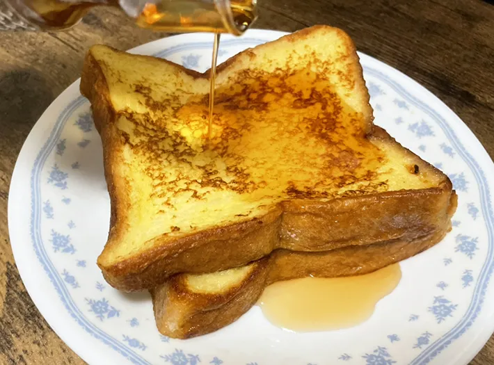 フレンチトーストに『カンロ飴』シロップをかける写真（撮影：grapeフード編集部）