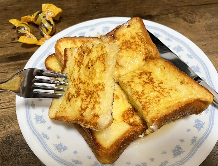 『カンロ飴』シロップをかけたフレンチトーストの写真（撮影：grapeフード編集部）