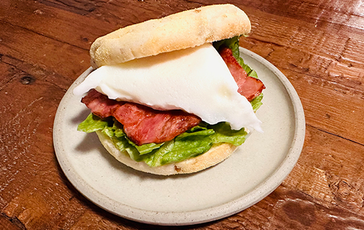 コーヒーフィルターで作ったポーチドエッグを使って、エッグマフィンを作った写真