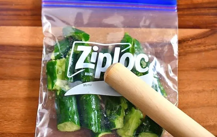 『ピリ辛たたきキュウリ』を作る写真（撮影：小泉明代）