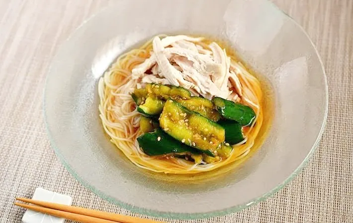 『キュウリのピリ辛漬けのそうめんアレンジ』の写真（撮影：小泉明代）