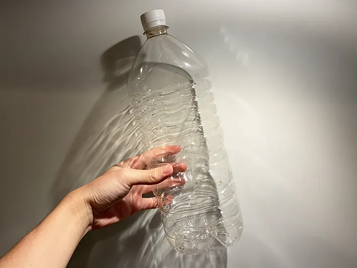 手に持った2リットルサイズのペットボトル（撮影：grapeライフハック編集部）