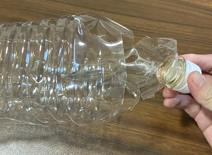 ハサミでカットしたペットボトルの先端（撮影：grapeライフハック編集部）