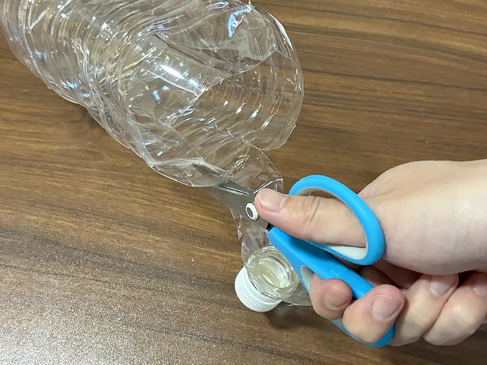 ハサミでペットボトルに切れ込みを入れる場面（撮影：grapeライフハック編集部）
