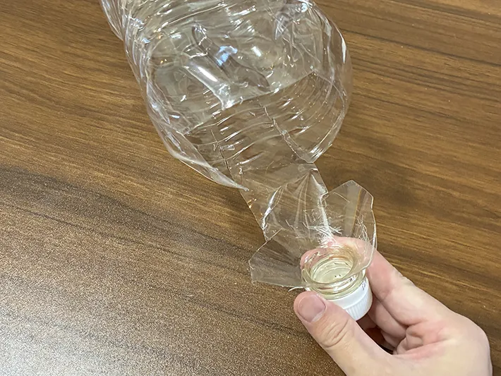 ハサミでカットしたペットボトルの先端（撮影：grapeライフハック編集部）