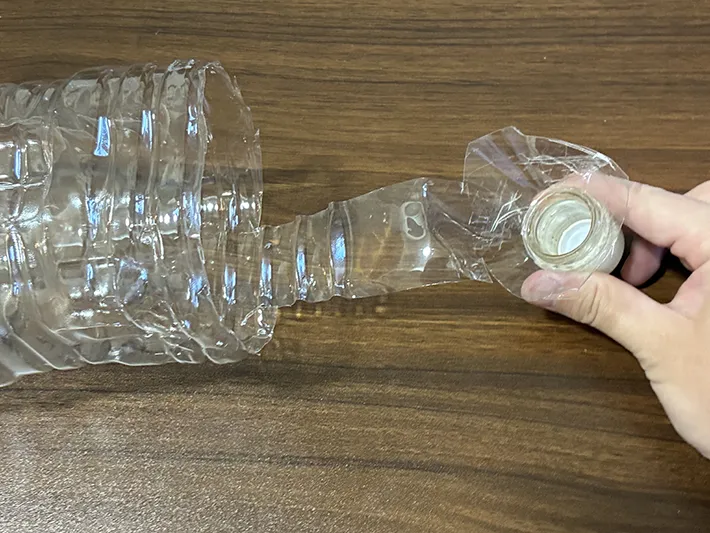 フック状になったペットボトルの先端（撮影：grapeライフハック編集部）