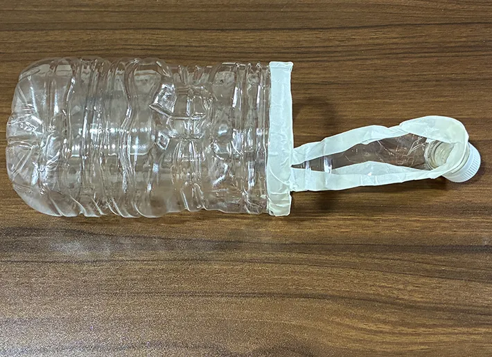 マスキングテープで切り口を保護した、ペットボトルを活用したゴミ箱（撮影：grapeライフハック編集部）