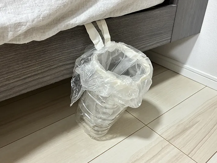 マットレスの下に差し込んだペットボトルゴミ箱（撮影：grapeライフハック編集部）