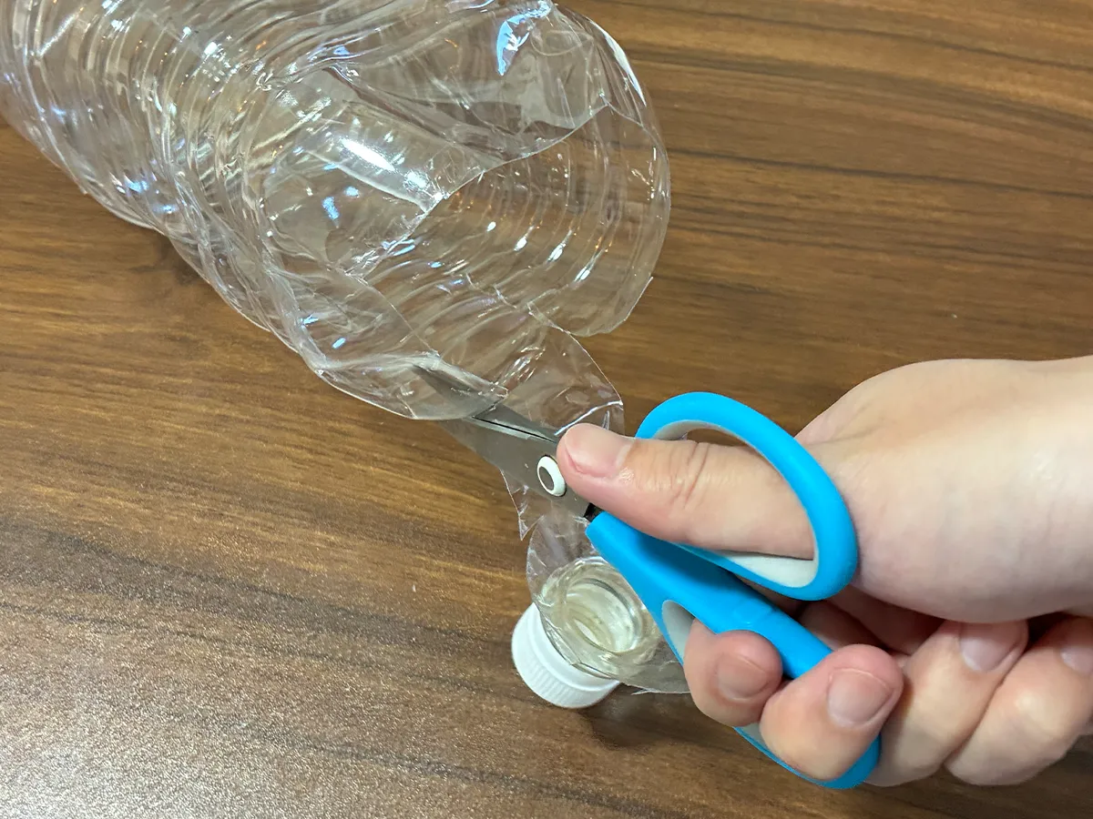 ハサミでペットボトルに切れ込みを入れる場面(撮影:grapeライフハック編集部)